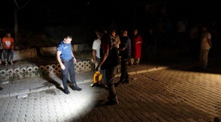 Tartıştığı kişinin aracına saldıran genç mahalleyi karıştırdı