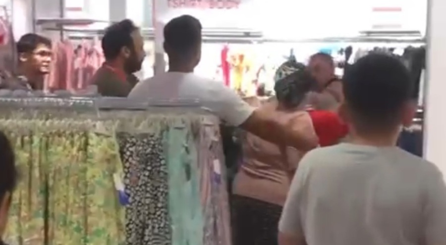 Bursa'da son kalan kıyafet için birbirlerine girdiler