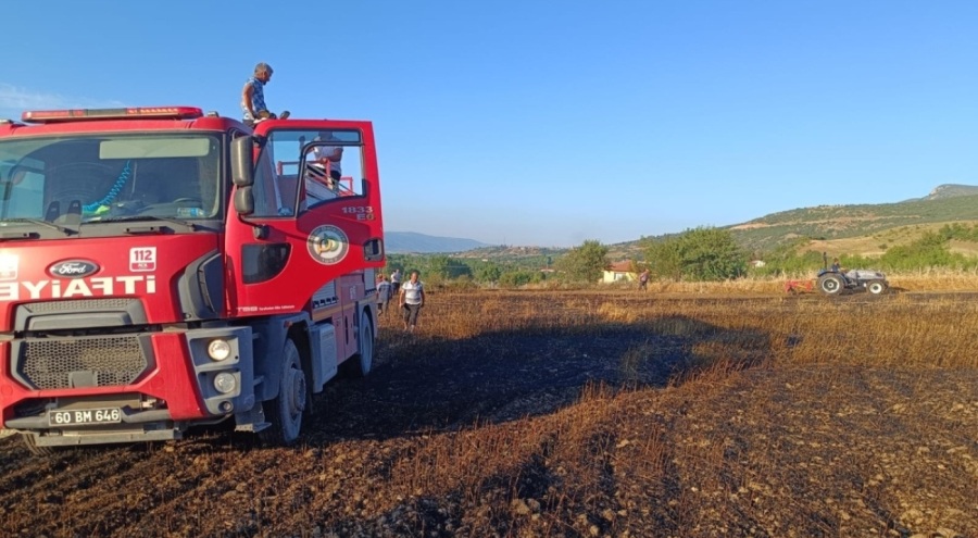 Yangında 6 dönüm buğday ekili arazi zarar gördü