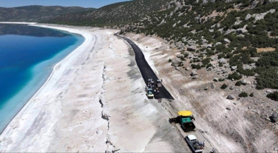 Salda Gölü'nde tepki çeken görüntü! Siyah asfalt döktüler