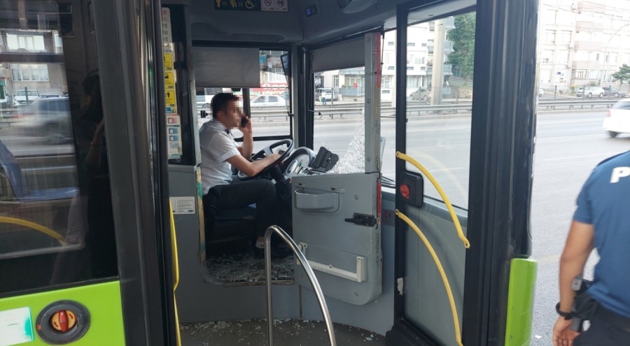 Bebek arabası kapıya sıkışınca öfkelenen baba sürücüye saldırdı