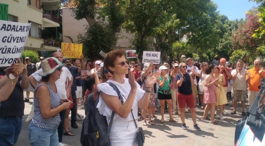 Adalar'da polis ile vatandaşlar arasında minibüs arbedesi
