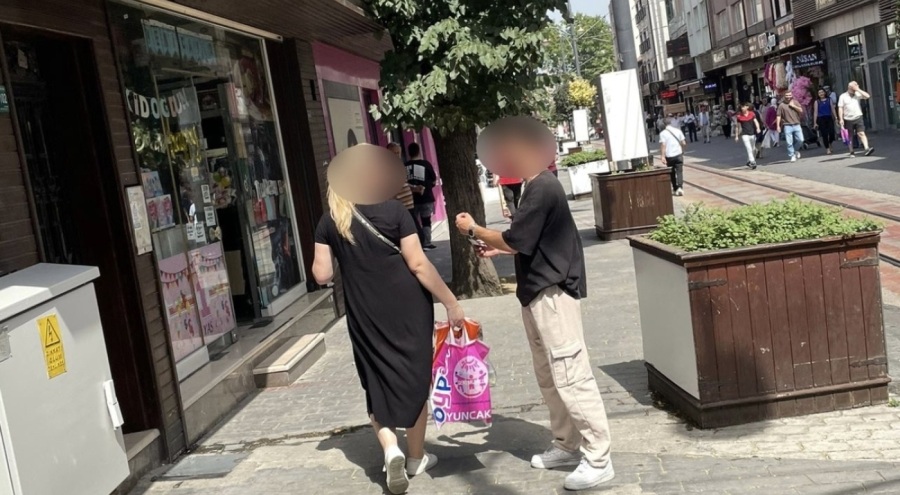Bursa'da 25 yıl hapis cezasıyla aranan suç makinesi, broşür dağıtırken yakalandı!