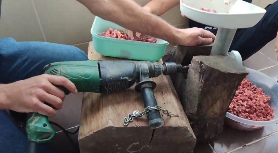 Açık kasap bulamayınca, matkaptan kıyma makinesini yaptı