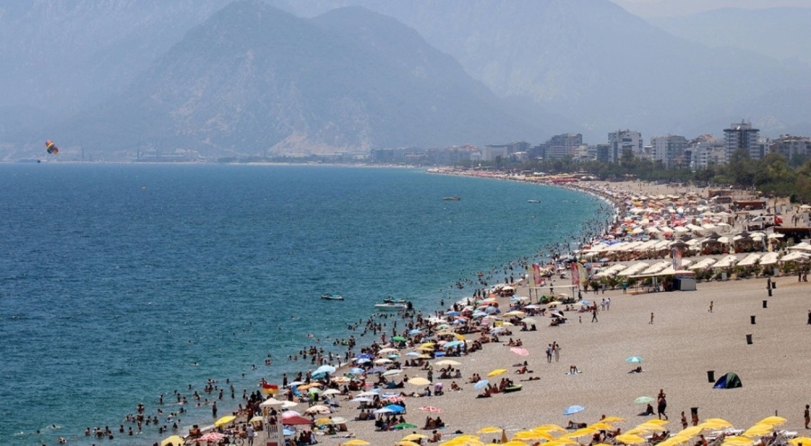 Konyaaltı Sahili'nde bayram tatili yoğunluğu