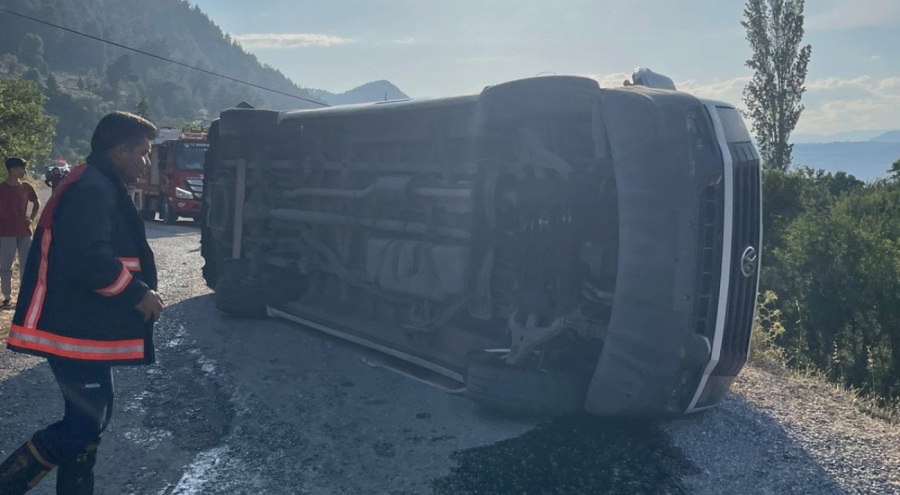 Mersin'de minibüs devrildi! Çok sayıda yaralı