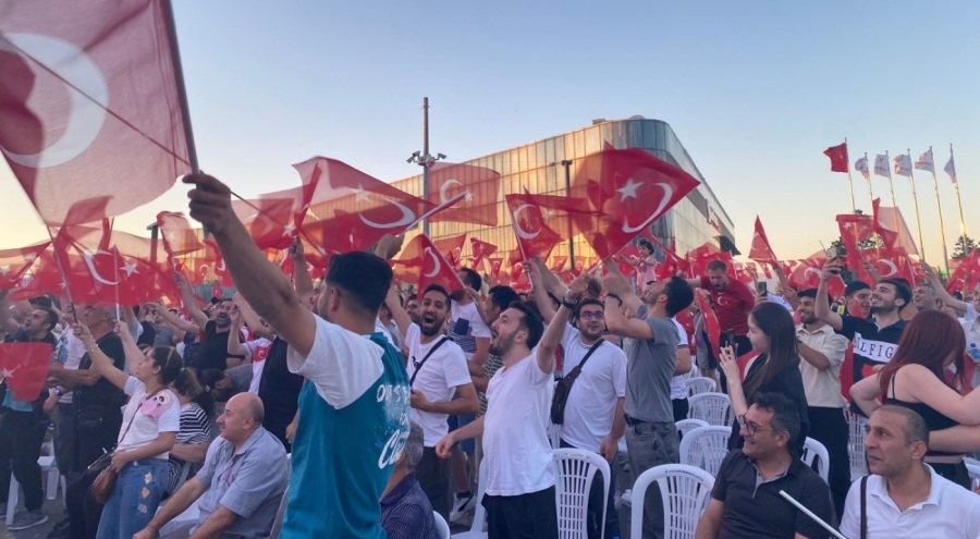 Bursa'da dev ekranda milli maç coşkusu!