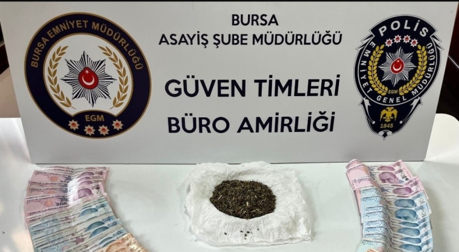 Bursa Güven Timleri 349 aranan şahsı yakaladı ve 1 kilo uyuşturucu ele geçirdi