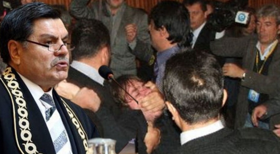 Yargıtay'dan eski AYM Başkanına yumurta atan öğrenci için karar: İsabet yok hakaret yok