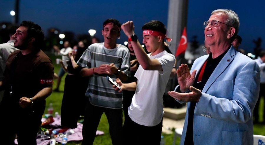 Mansur Yavaş, milli maçı başkentlilerle birlikte izledi