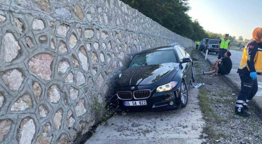 Otomobil istinat duvarına çarptı: 1 ölü, 4 yaralı