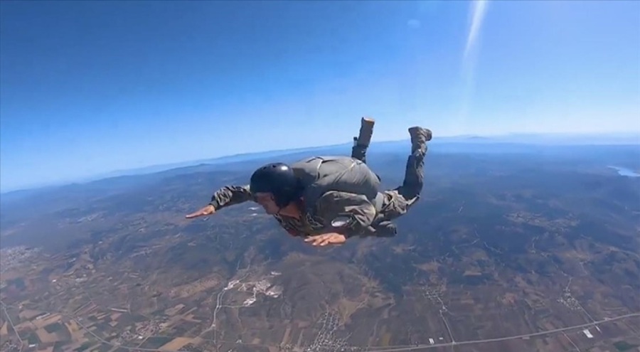 MSB: Askeri serbest paraşüt temel eğitimi başarıyla yapıldı