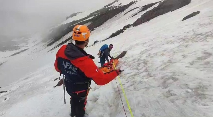 Ağrı Dağı'nda ölen İranlı dağcının cenazesi 5 gün sonra indirildi