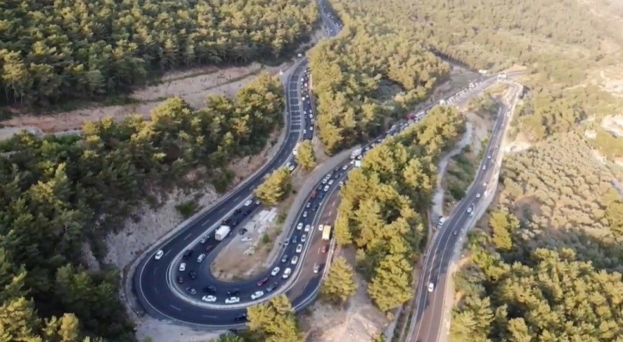 Muğla'da 15 kilometrelik araç kuyruğu havadan görüntülendi!