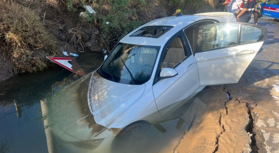 Bodrum'da içme suyu isale hattının patlamasıyla oluşan çukura otomobil düştü