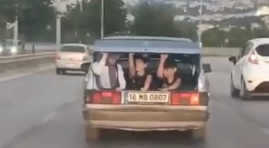 Bursa'da ölüme davetiye çıkardılar! Bagajda 3 kişi, motosiklette 4 kişi...