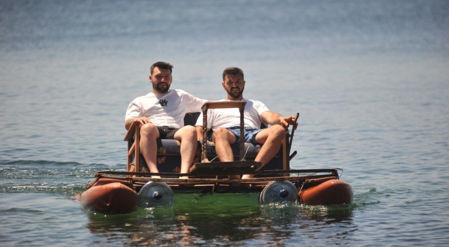 Bursa'da motor ustası genç eski koltuk ve sehpadan su aracı yaptı