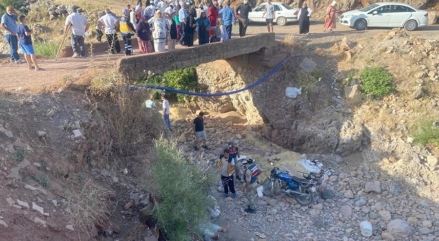 Köprüden düşen motosikletin sürücüsü öldü, eşi ağır yaralı