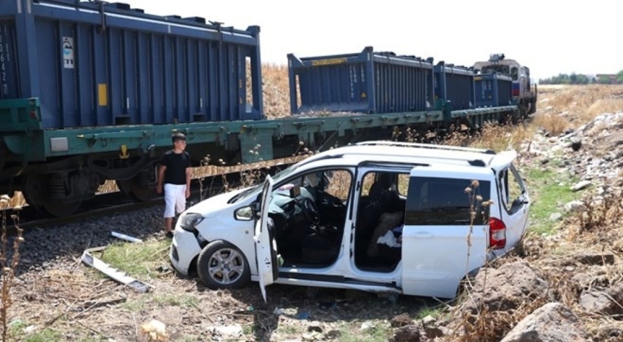 Yük treninin çarptığı araç 60 metre sürüklendi! Yaralılar var