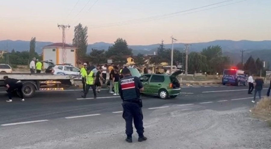 Kontrolden çıkan otomobil orta refüje çarptı! Yaralılar var