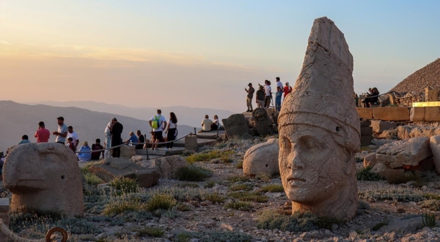 Nemrut Dağı'nı bayramda yaklaşık 8 bin kişi ziyaret etti