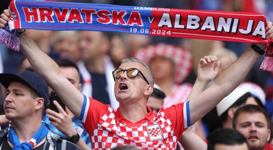 Sırbistan Futbol Federasyonu'ndan Hırvatistan maçındaki tezahüratlara yönelik açıklama: Turnuvaya katılmayabiliriz