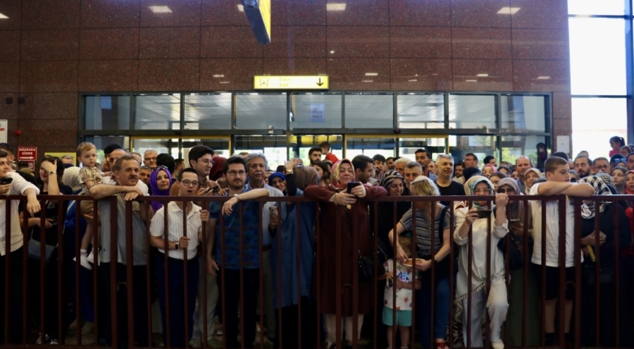 Hacıların yurda dönüşü başladı! Bursa Yenişehir Havalimanı'na iki kafile indi