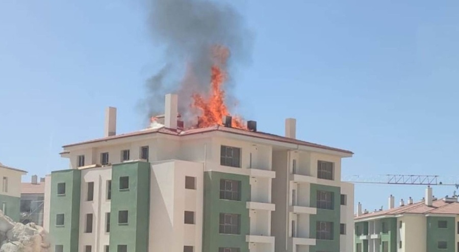 İnşaat halindeki 5 katlı deprem konutunun çatısında yangın çıktı