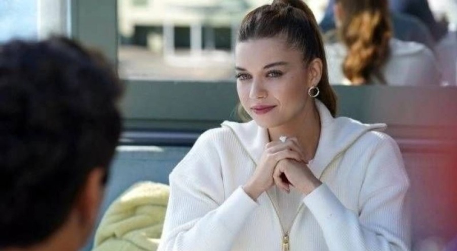 Afra Saraçoğlu'ndan tatil pozu
