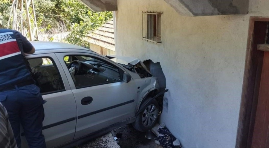 Otomobil evin duvarına çarptı! 4 yaralı