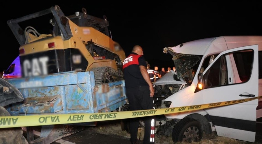 Turistleri taşıyan minibüs traktör ile çarpıştı: 10 yaralı