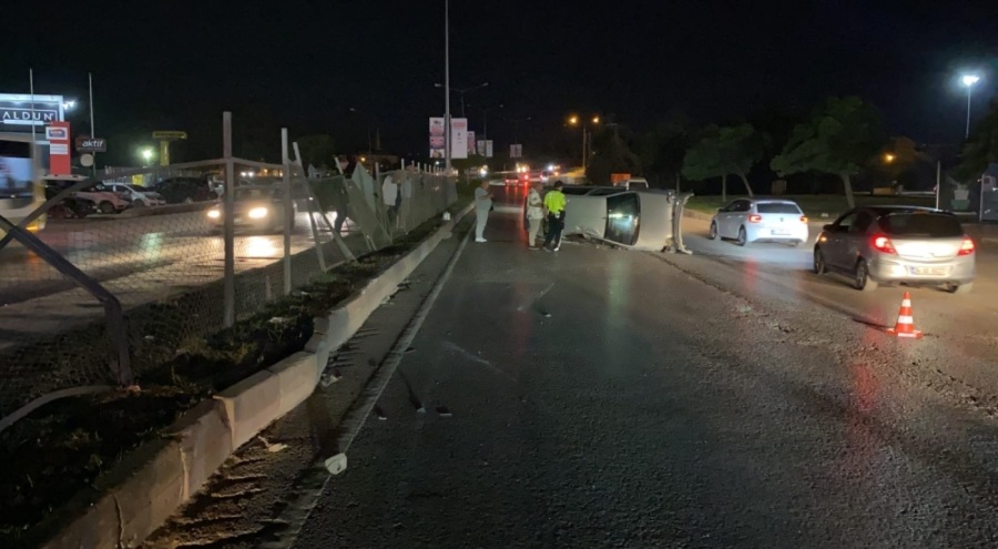 Bursa'da refüje çarpan otomobil takla attı