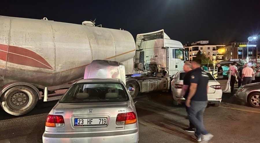 Tankerle iki araç çarpıştı: İki yaralı
