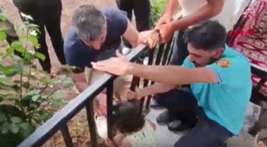 Diyarbakır'da kafası sıkışan çocuk böyle kurtarıldı