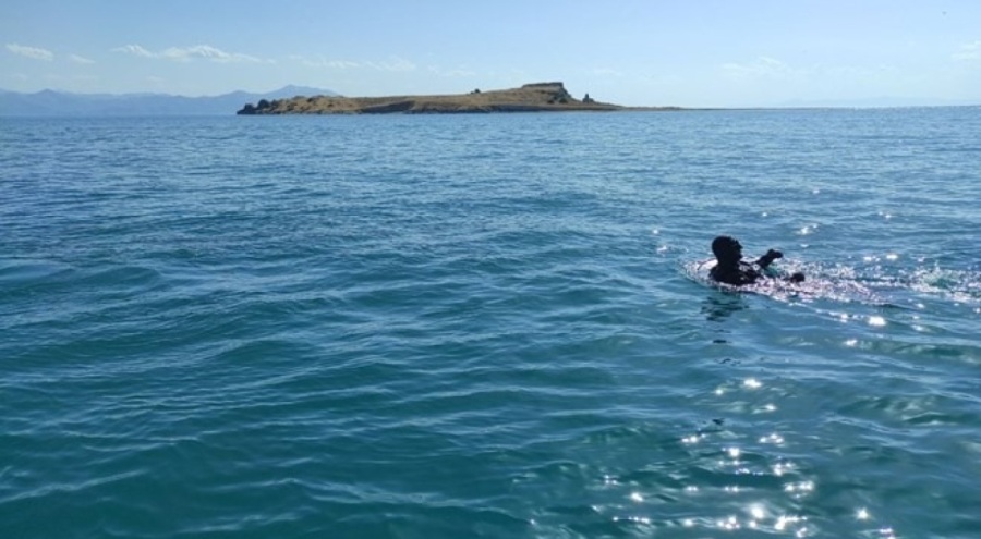 Van Gölü'nde kaybolan Ahmet aranıyor