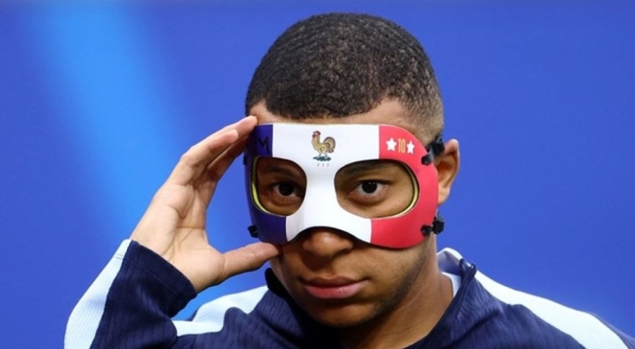 Mbappe'nin özel maskesine Fransa bayrağı engeli