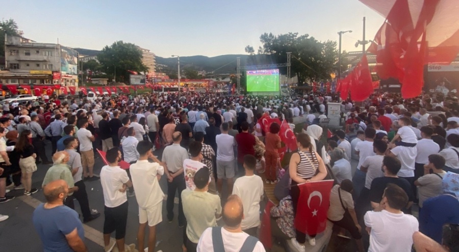 Bursalılar milli coşkuyu dev ekrandan izleyecek