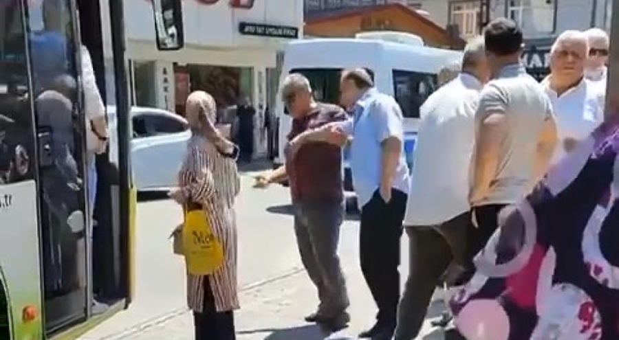 Bursa'da otobüste yolcu almama kavgası! Şoför herkesi indirdi
