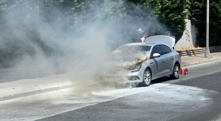 Seyir halinde alev alan otomobil kullanılamaz hale geldi