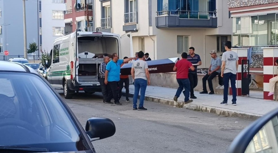 Yaşlı kadın balkonda ölü bulundu