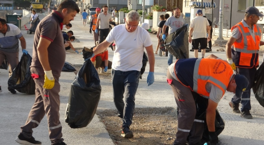 Mudanya'da vatandaşın kirlettiği sahilleri Belediye Başkanı Deniz Dalgıç temizledi