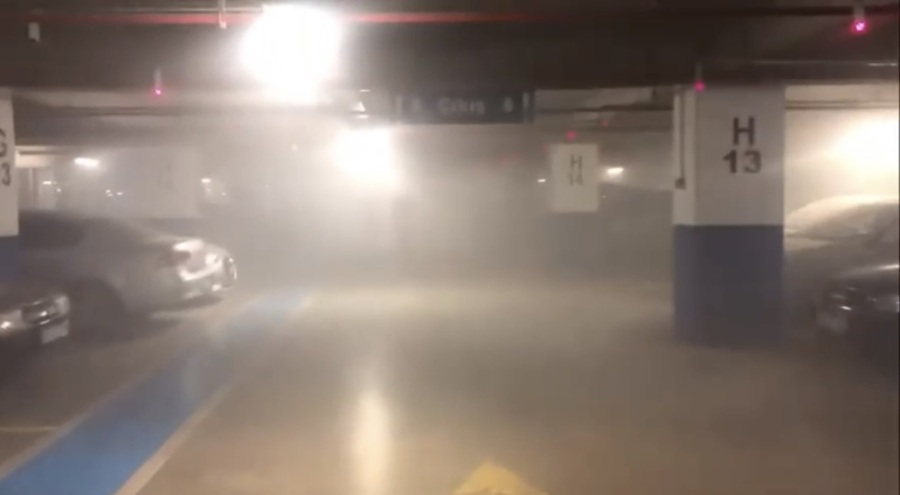 Bursa'da AVM otoparkındaki araç alev alev yandı