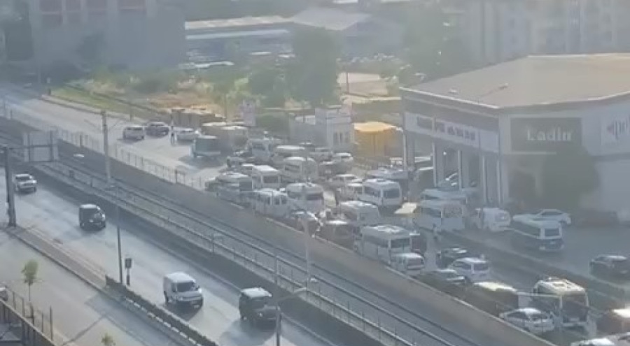 Bursa'da düğün konvoyu yüzünden yüzlerce metre araç kuyruğu oluştu!
