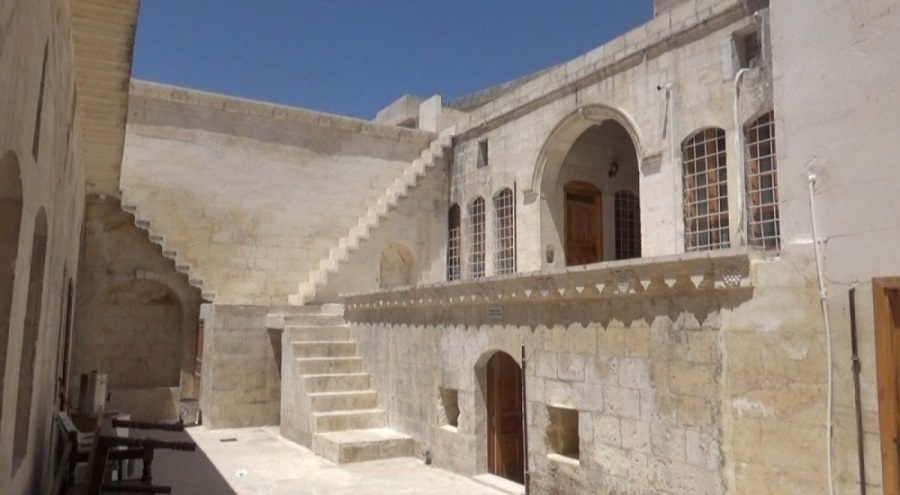 Kiliseyi soyup 50 bin liralık şamdanları 250 liraya sattılar