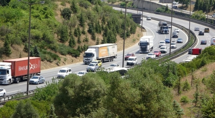 Yollarda bayram tatili dönüşü hareketliliği yaşanıyor