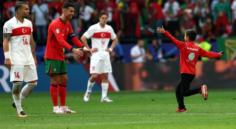 Sahaya atlayan minik taraftar, Cristiano Ronaldo ile fotoğraf çektirdi