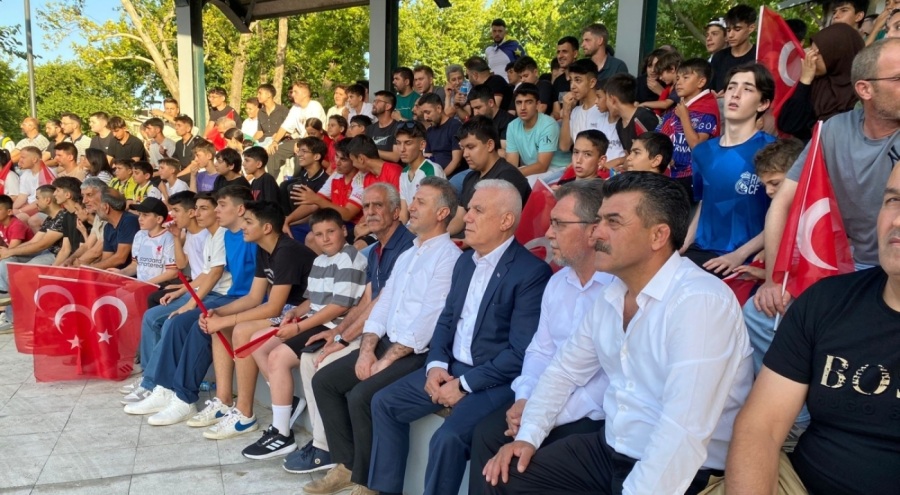Bursa'da Türkiye - Portekiz maçı dev ekranlarda izlendi