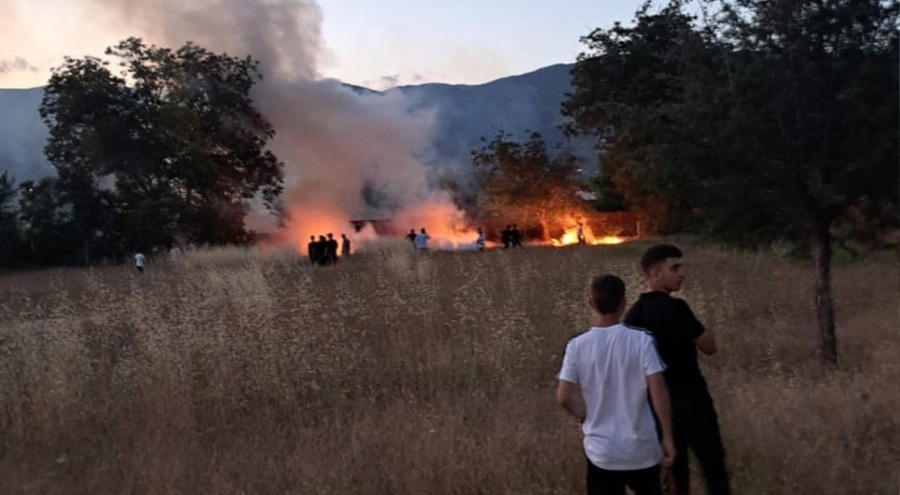 Düğünde atılan havai fişek, arazide yangın çıkardı