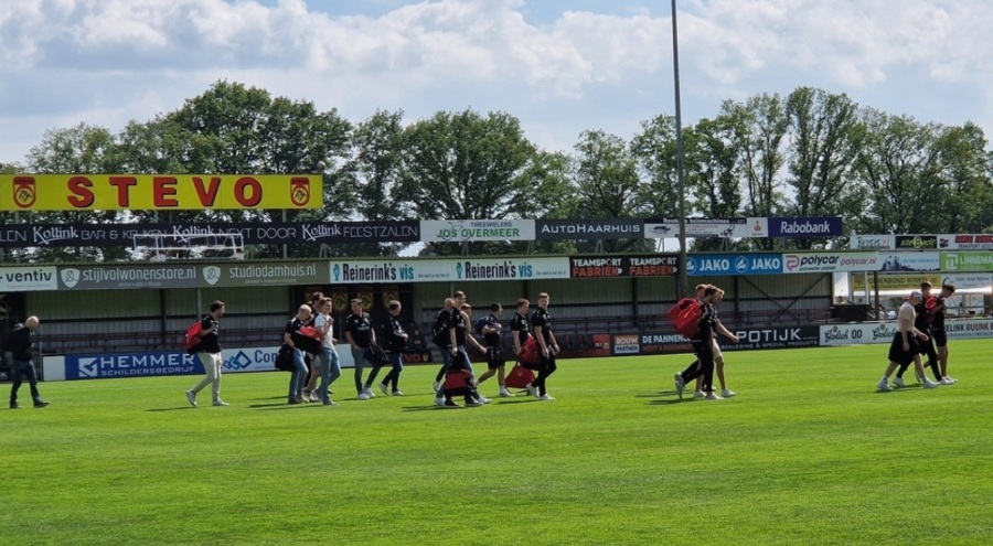 Hollanda'da hazırlık maçında panik anları!