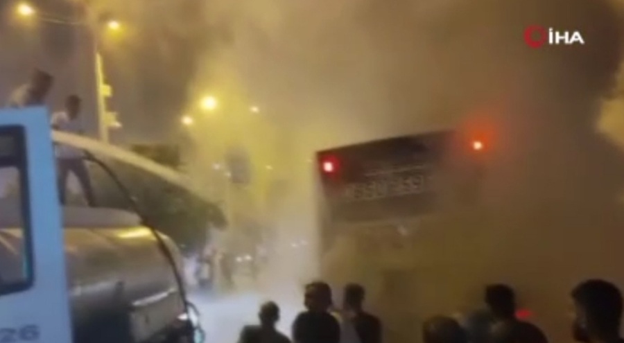 İçinde 44 yolcu bulunan otobüs alev aldı